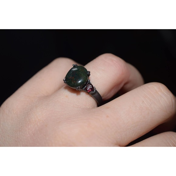 Speckled green Agate with ruby side stones size 6 black sterling silver … - Picture 3 of 7